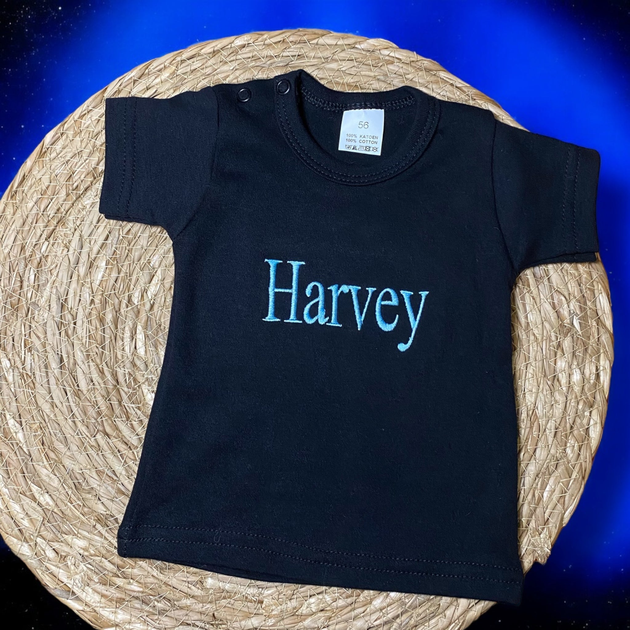 Kindershirt met lichtblauwe geborduurde naam, ideaal als stoer en persoonlijk cadeau.
