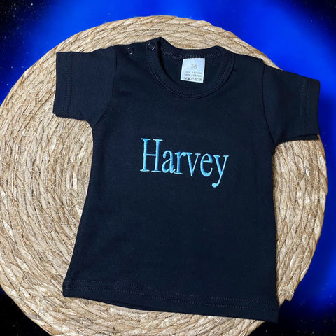 Kindershirt met lichtblauwe geborduurde naam, ideaal als stoer en persoonlijk cadeau.

