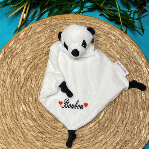 Een super zacht knuffeldoekje voor een nieuwe baby in de vorm van en in kleuren van een panda beertje. Op de voorkant van het doekje wordt in het zwart de naam en de geboortedatum van de nieuwe baby geborduurd.