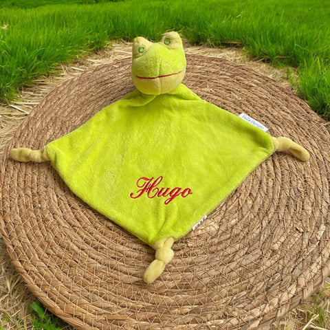 Knuffeldoekje met geborduurde naam en kikkertje, perfect kraamcadeau.