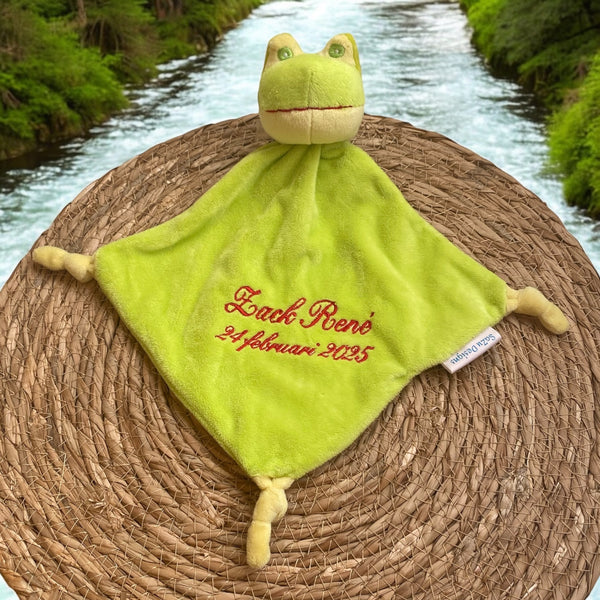 Knuffeldoekje met geborduurde naam en kikkertje, perfect kraamcadeau.