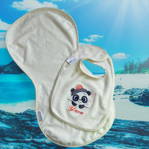 De combinatieset bestaat uit een handgemaakt slabbetje en een Spuugdoek. Op beide wordt een panda beertje geborduurd en beide worden gepersonaliseerd. Met deze set beschermd u de kleertjes van de kleine maar ook uw eigen kleding. Leuk als kraamcadeau