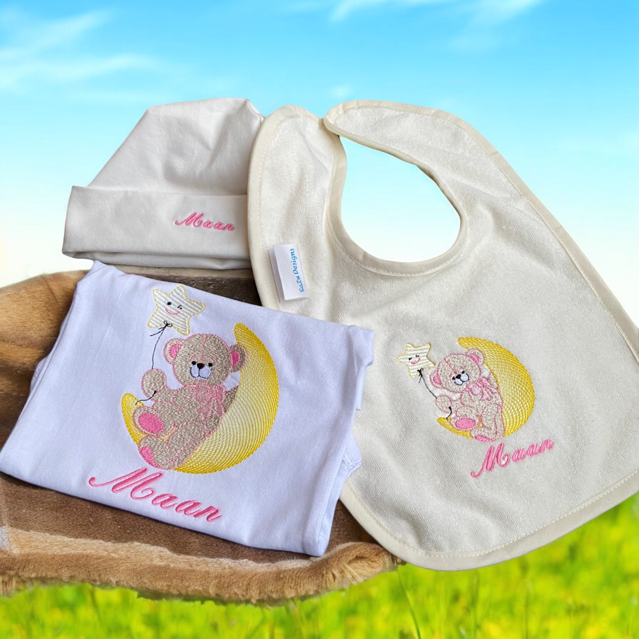 Deze cadeauset bestaat uit een handgemaakt mutsje met geborduurde naam, een slabbetje met geborduurd beertje zittend op de maan en naam van de baby en een rompertje met hetzelfde beertje op de maan en naam. Echt een leuke set om cadeau te geven als kraamcadeautje.
