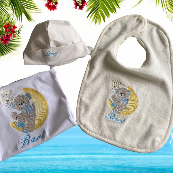 Deze cadeauset bestaat uit een handgemaakt mutsje met geborduurde naam, een slabbetje met geborduurd beertje zittend op de maan en naam van de baby en een rompertje met hetzelfde beertje op de maan en naam. Echt een leuke set om cadeau te geven als kraamcadeautje.