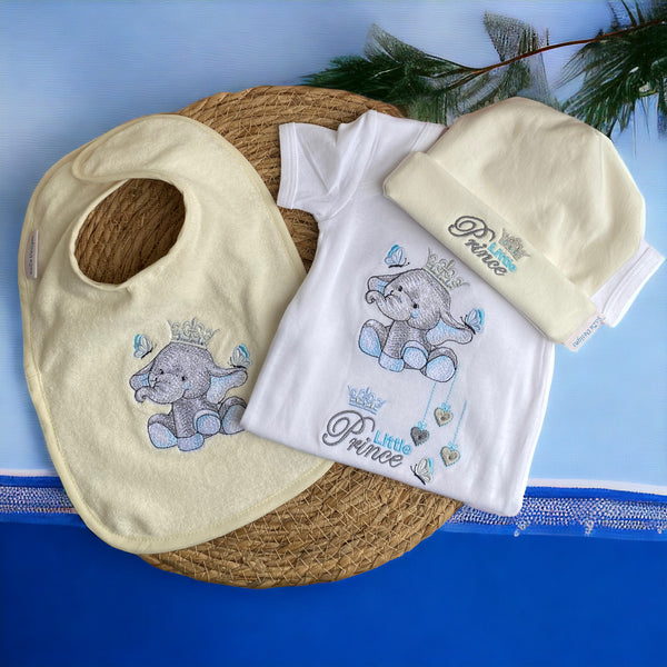 Deze leuke set bestaat uit een handgemaakt baby mutsje met de tekst little prince,  een baby rompertje met geborduurde olifant en de tekst little prince. Om de set compleet te maken  is er ook nog een handgemaakt slabbetje met hetzelfde geborduurde. olifantje als op het baby rompertje. Een leuk en origineel kraamcadeautje.