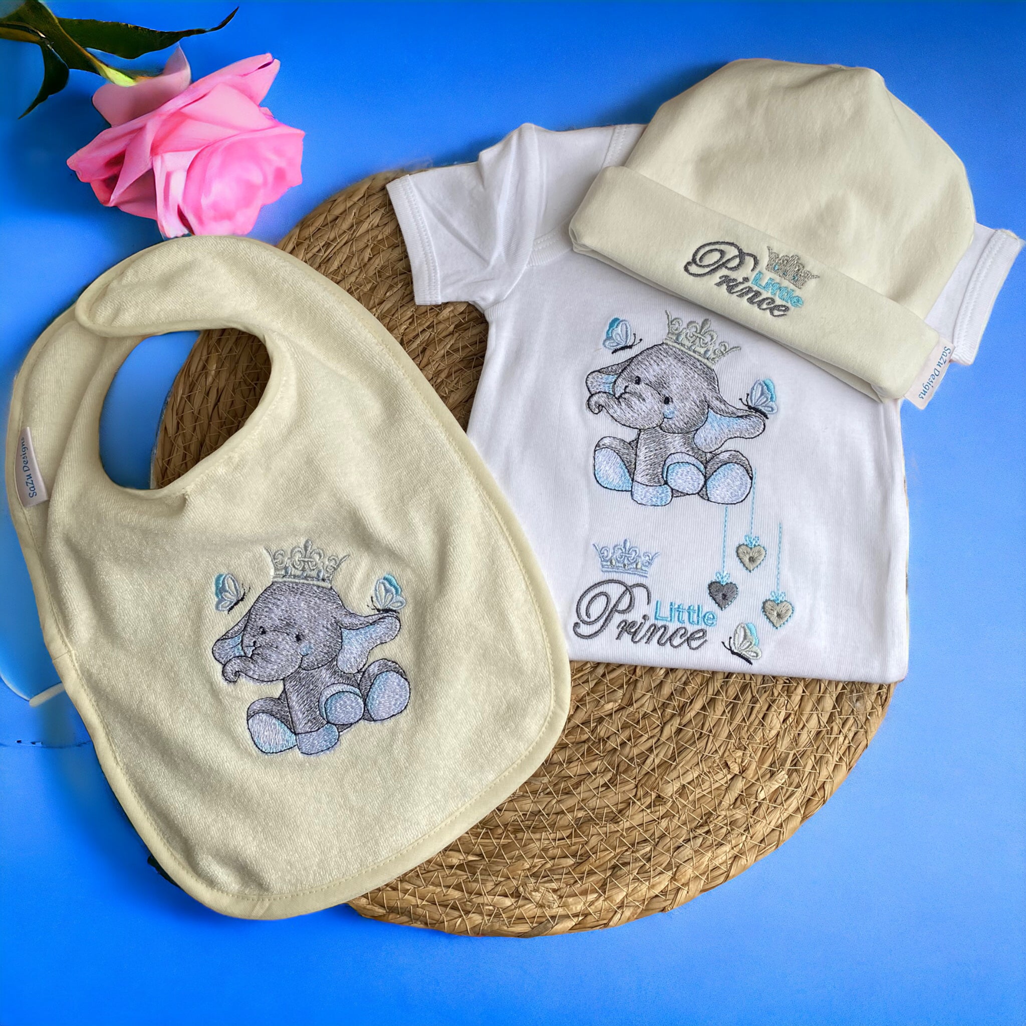 Deze leuke set bestaat uit een handgemaakt baby mutsje met de tekst little prince,  een baby rompertje met geborduurde olifant en de tekst little prince. Om de set compleet te maken  is er ook nog een handgemaakt slabbetje met hetzelfde geborduurde. olifantje als op het baby rompertje. Een leuk en origineel kraamcadeautje.