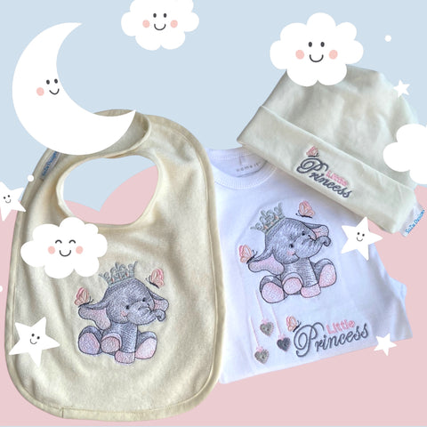 Deze leuke set bestaat uit een handgemaakt baby mutsje met de tekst little princess,  een baby rompertje met geborduurde olifant en  een handgemaakt slabbetje met hetzelfde olifantje als op het rompertje. Een leuk en origineel kraamcadeautje.