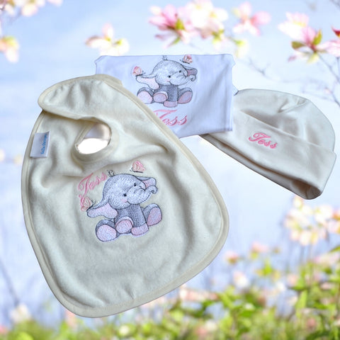 Deze cadeauset bestaat uit een handgemaakt mutsje met geborduurde naam, een slabbetje met geborduurde olifant en naam van de baby en een rompertje met hetzelfde olifantje en naam.Echt een leuke set om cadeau te geven als kraamcadeautje.