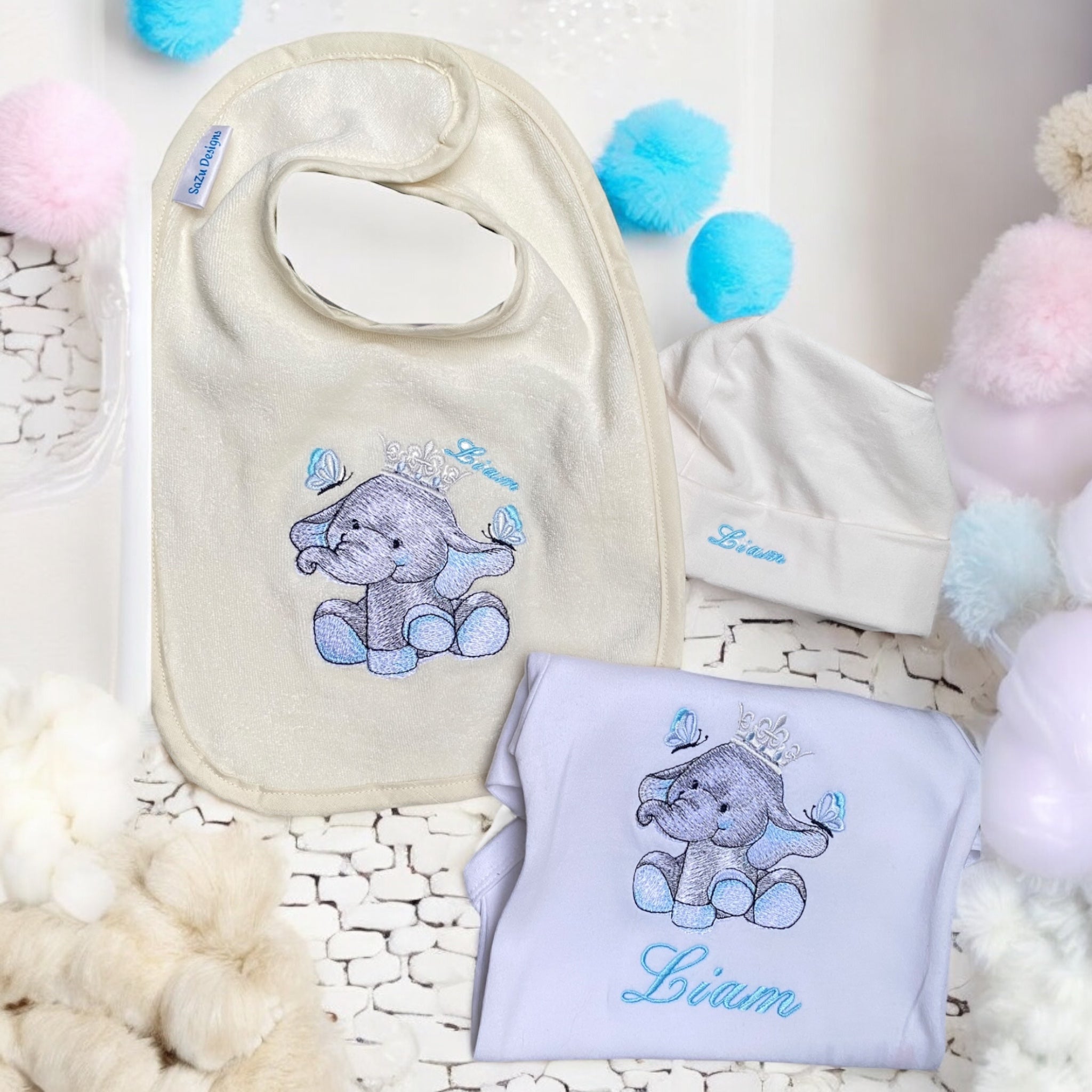 Deze cadeauset bestaat uit een handgemaakt mutsje met geborduurde naam, een slabbetje met geborduurde olifant met kroon en naam van de baby en een rompertje met hetzelfde olifantje en naam.Echt een leuke set om cadeau te geven als kraamcadeautje.
