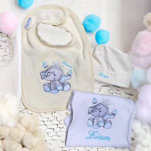 Deze cadeauset bestaat uit een handgemaakt mutsje met geborduurde naam, een slabbetje met geborduurde olifant met kroon en naam van de baby en een rompertje met hetzelfde olifantje en naam.Echt een leuke set om cadeau te geven als kraamcadeautje.