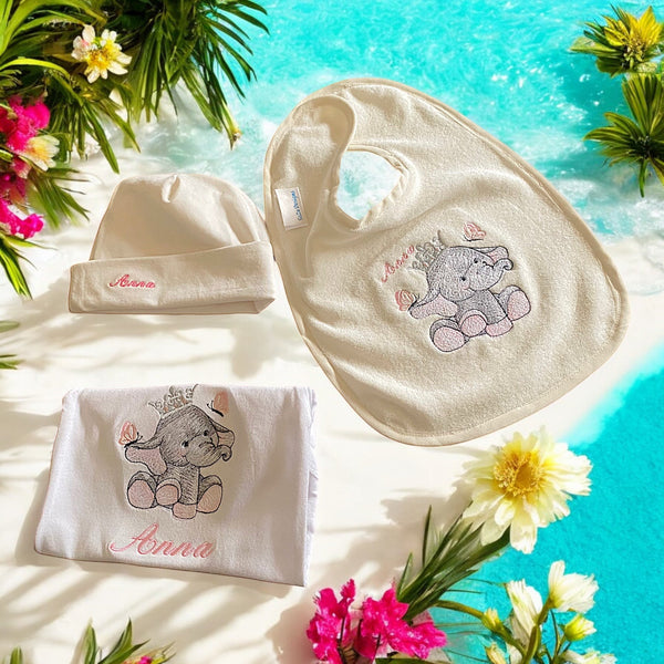 Deze cadeauset bestaat uit een handgemaakt mutsje met geborduurde naam, een slabbetje met geborduurde olifant met kroon en naam van de baby en een rompertje met hetzelfde olifantje en naam.Echt een leuke set om cadeau te geven als kraamcadeautje.