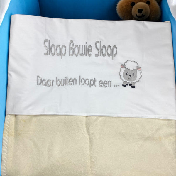 Het lakentje is handgemaakt van wit Poplin katoen. Het lakentje is verkrijgbaar in 2 maten. De gewenste naam wordt op het lakentje geborduurd. U kunt kiezen uit roze of blauw borduur garen voor de oren van het schaap. Een super origineel kraamcadeautje.