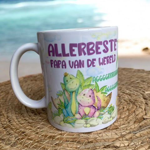Witte mok met kleurrijke dino’s en de tekst "Allerbeste papa van de wereld", ideaal als persoonlijk Vaderdagcadeau.