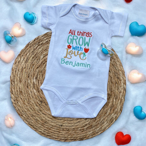 Gepersonaliseerd rompertje met de tekst all things grow with love. Een leuk kraamcadeautje met naam zeker als deze in combinatie met het handgemaakte broekje ivoor wordt gegeven. Echt een leuke set.