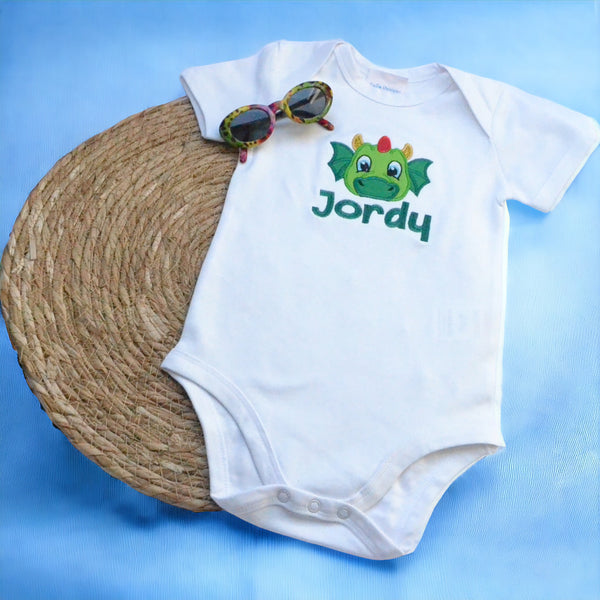 Een gepersonaliseerd rompertje met geborduurde Drakenkop en baby naam. Echt een leuk persoonlijk kraamcadeautje. De rompertjes van SaZu Designs zijn verkrijgbaar in wit en zwart, met lange en korte mouw, in de maten 50 tm 68.