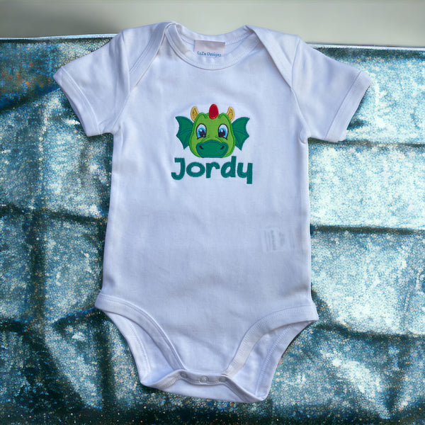 Een gepersonaliseerd rompertje met geborduurde Drakenkop en baby naam. Echt een leuk persoonlijk kraamcadeautje. De rompertjes van SaZu Designs zijn verkrijgbaar in wit en zwart, met lange en korte mouw, in de maten 50 tm 68.