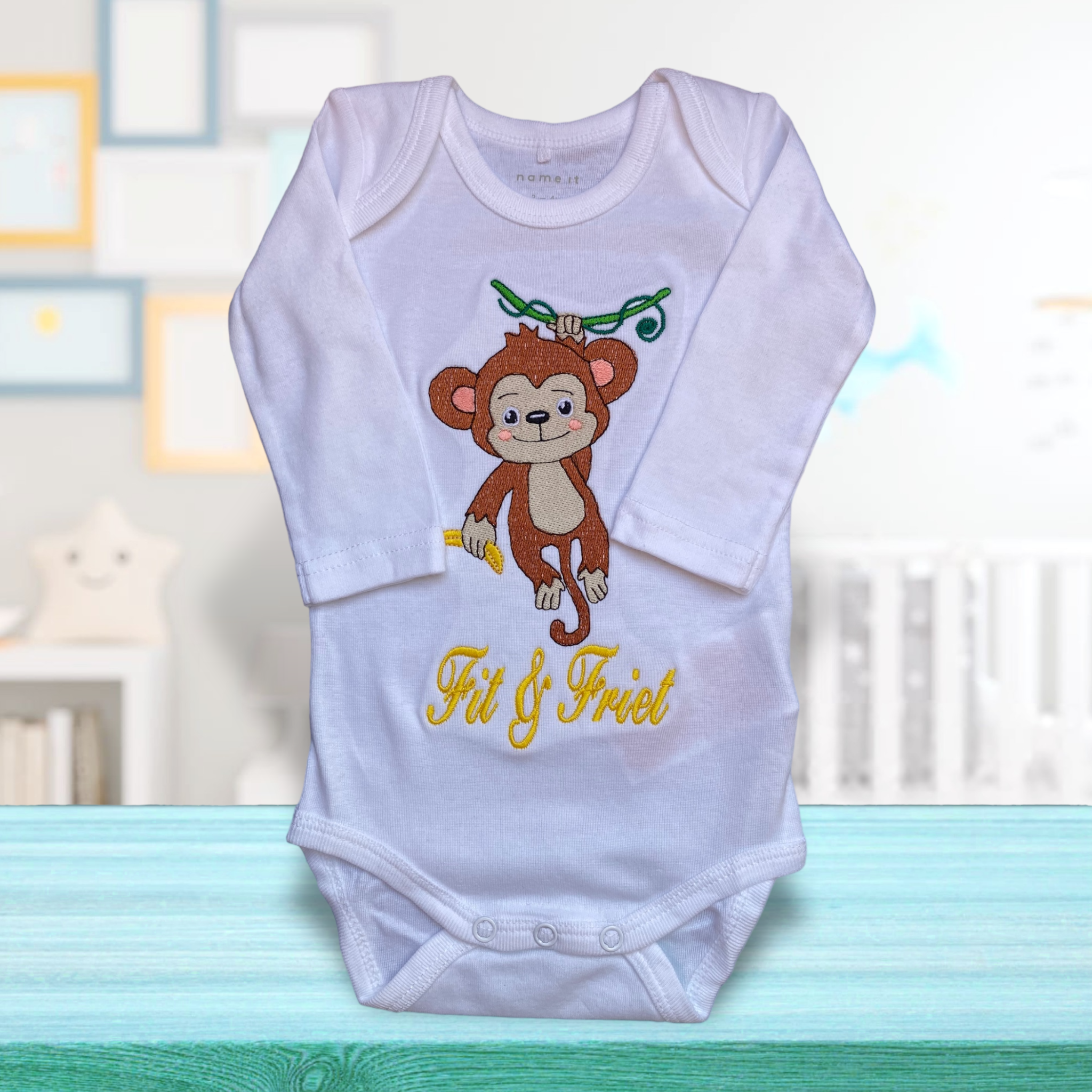 Een gepersonaliseerd rompertje met geborduurde aap met gele banaan en baby naam in geel. Echt een leuk persoonlijk kraamcadeautje. De rompertjes van SaZu Designs zijn verkrijgbaar in wit en zwart, met lange en korte mouw, in de maten 50 tm 68.