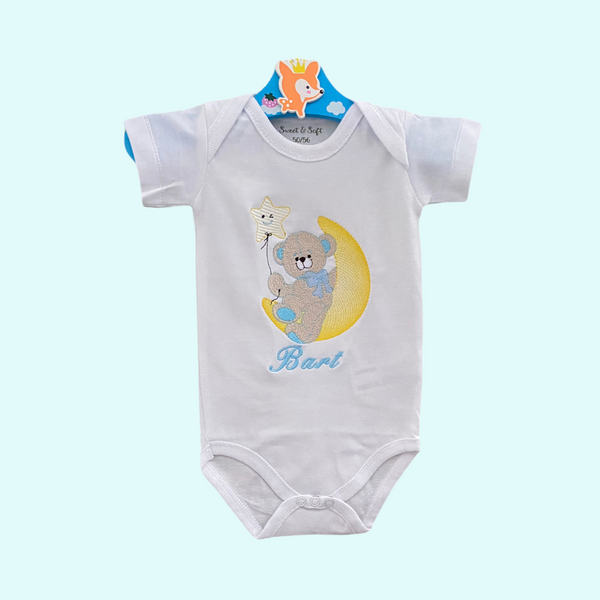 Deze cadeauset bestaat uit een handgemaakt mutsje met geborduurde naam, een slabbetje met geborduurd beertje zittend op de maan en naam van de baby en een rompertje met hetzelfde beertje op de maan en naam. Echt een leuke set om cadeau te geven als kraamcadeautje.