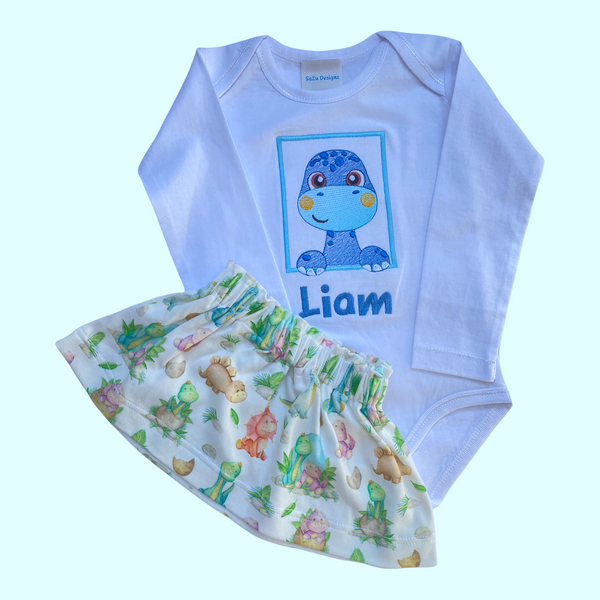 Baby rokje handgemaakt van 100% biologisch katoen. Op het rokje zijn diverse kleuren baby dino's gedrukt. Leuk in combinatie met het bijpassende rompertje of shirtje. Uniek als kraamcadeautje.