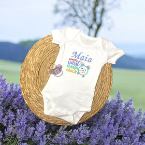 Van rompertje kan een baby nooit genoeg hebben. Deze romper wordt geborduurd met de tekst; "world'd cutest alarm clock" met daarnaast een leuke wekker. Boven de tekst wordt de naam van de baby geborduurd. Hierdoor wordt het een super leuk kraamcadeau