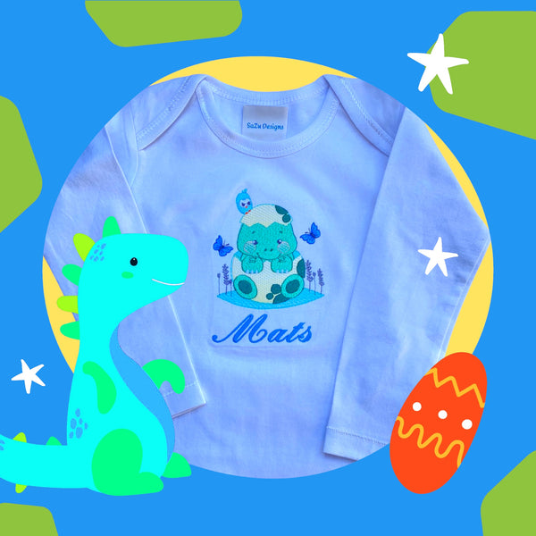 Gepersonaliseerd baby rompertje met en geborduurde baby dino die uit het ei kruipt. Een leuk en origineel kraamcadeautje, zeker in combinatie met het bijpassende broekje, rokje of korte broekje. Rompertjes verkrijgbaar i de maten 50 tm 68.