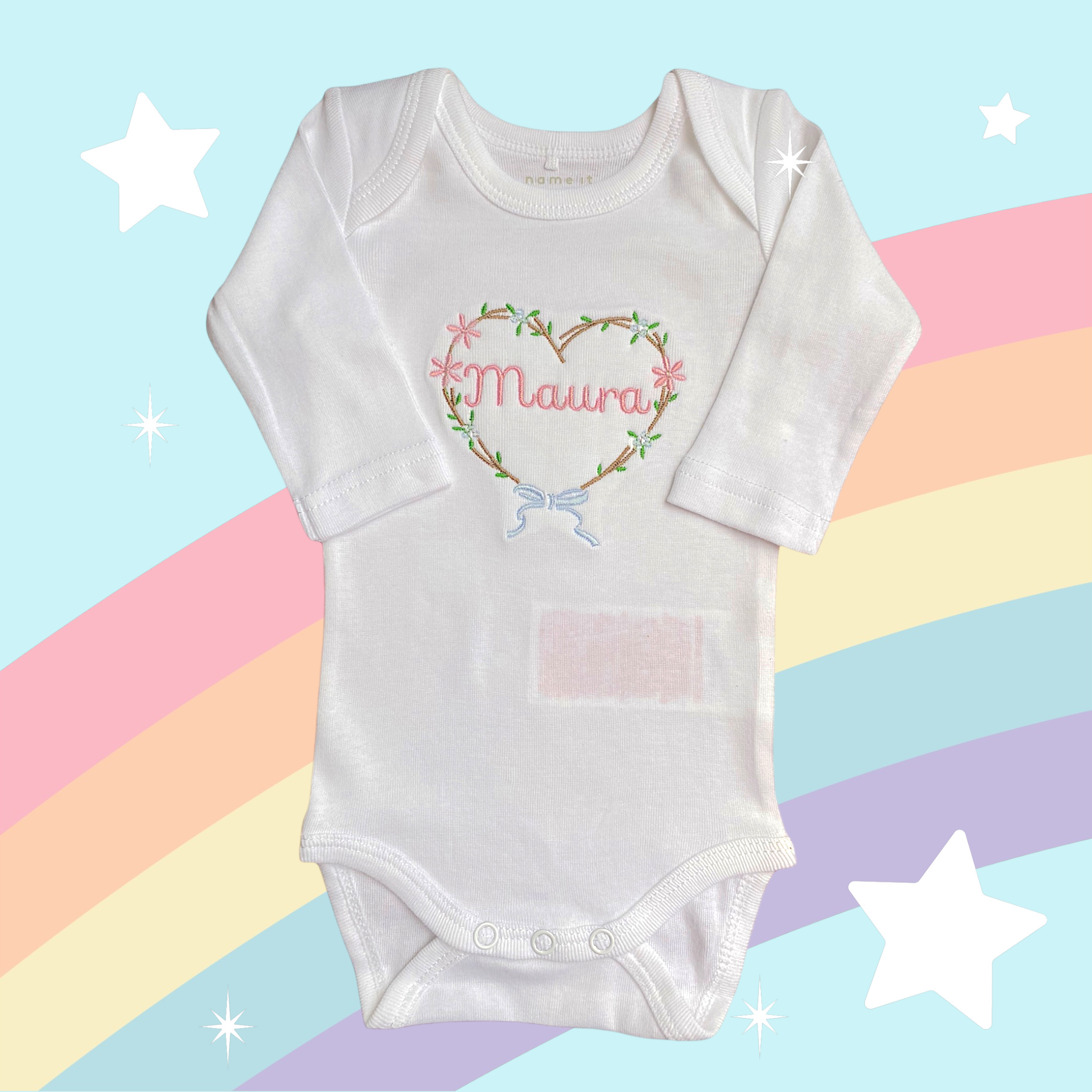 Gepersonaliseerd baby rompertje met geborduurd hart. Een origineel kraamcadeautje door de naam van de baby in het hart op de romper te borduren. ook leuk in combinatie met een van onze cadeausets of het bijpassende slabbetje.