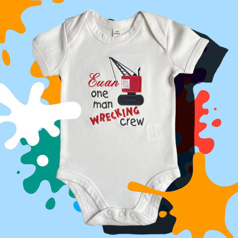 Gepersonaliseerd baby rompertje met een geborduurde rode hijskraan en de tekst one man wrecking crew. Leuk om te geven als een origineel kraamcadeautje. Rompertjes zijn verkrijgbaar in de maten 50 tm 68.