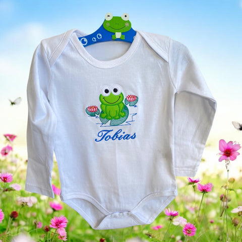 Gepersonaliseerd baby rompertje met geborduurde groene kikker. Een origineel kraamcadeautje. Ook leuk in combinatie met de handgemaakte gepersonaliseerde badcape met kikker. De rompertjes van SaZuDesigns zijn beschikbaar in de maten 50 tm 68.