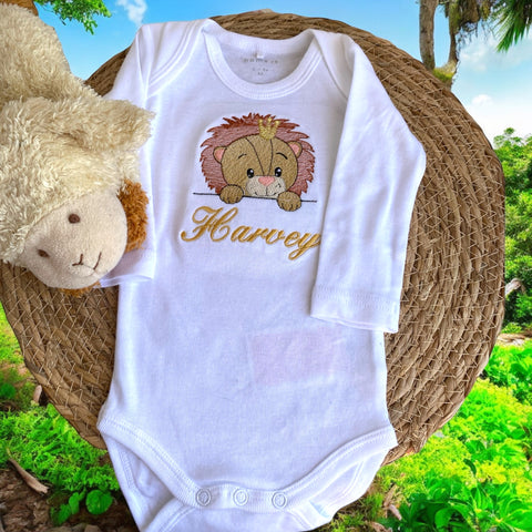 Een gepersonaliseerd baby rompertje met geborduurd Leeuwtje. De rompertjes zijn beschikbaar in wit en zwart in de maten 50 tm 68. In combinatie met kraamcadeau set Ivoor uniek als kraamcadeautje.