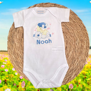 Babyrompertje met geborduurde maan, wolkjes en naam, perfect als gepersonaliseerd kraamcadeau.
