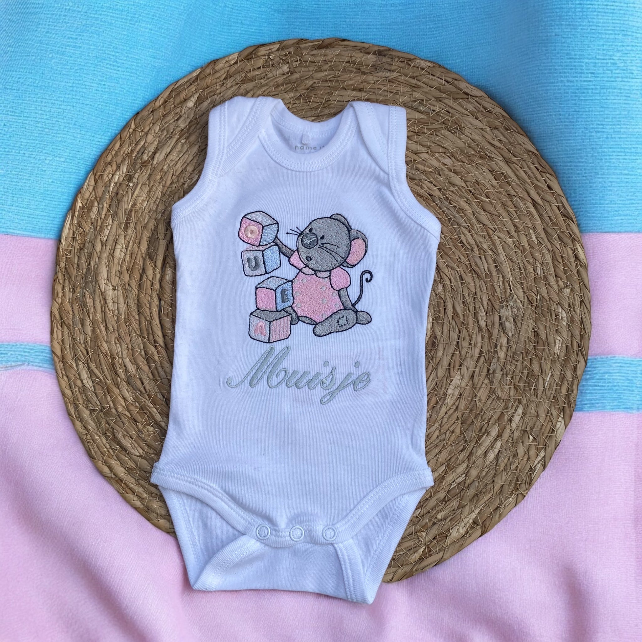 Een leuk kraamcadeau idee. Dit te leuke geborduurde rompertje met naam en een met blokken spelend muisje. Ook leuk om te combineren met cadeauset ivoor of cadeauset roze rib bestaande uit een broekje met naam, een mutsje met naam en slofjes.