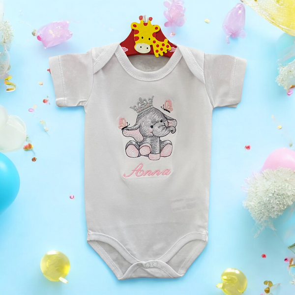 Een gepersonaliseerd baby rompertje met geborduurd olifantje met kroon. In baby blauw en baby roze te verkrijgen.  De rompertjes zijn beschikbaar in wit en zwart in de maten 50 tm 68. Uniek als kraamcadeautje, zeker in combinatie met kraamcadeau set Ivoor.