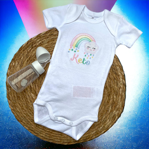 Een gepersonaliseerd rompertje met een regenboog en wolkje. De naam wordt in de kleuren van de regenboog geborduurd. Echt leuke persoonlijk kraamcadeautjes. De rompers zijn verkrijgbaar in zwart en wit, in lange en korte mouw in de maten 50 tm 68.