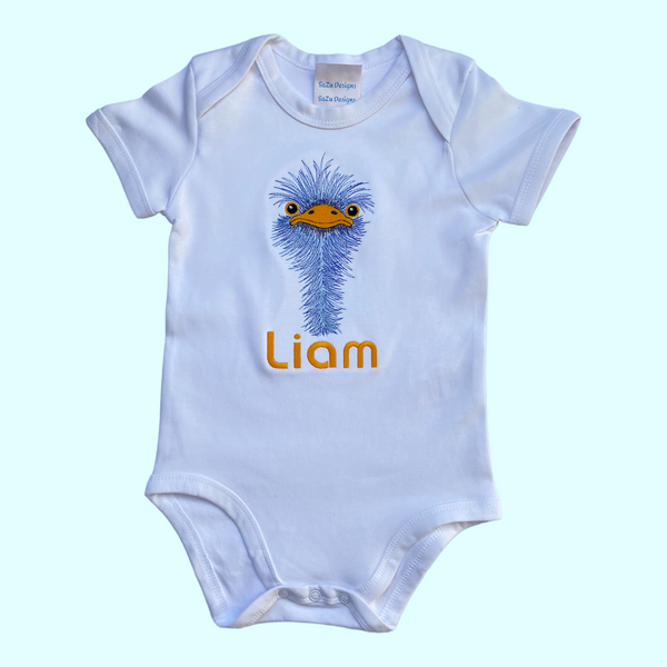 Een gepersonaliseerd rompertje met geborduurde struisvogelkop en baby naam. Echt een leuk persoonlijk kraamcadeautje. De rompertjes van SaZu Designs zijn verkrijgbaar in wit en zwart, met lange en korte mouw, in de maten 50 tm 68.