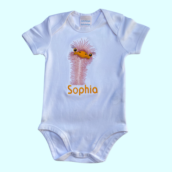 Een gepersonaliseerd rompertje met geborduurde struisvogelkop en baby naam. Echt een leuk persoonlijk kraamcadeautje. De rompertjes van SaZu Designs zijn verkrijgbaar in wit en zwart, met lange en korte mouw, in de maten 50 tm 68.