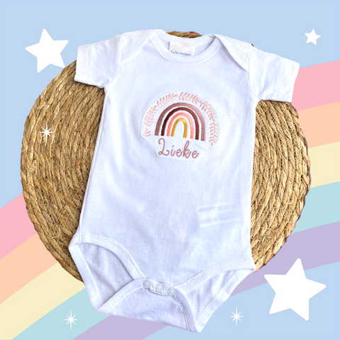 Een leuke baby romper met geborduurde regenboog en geborduurde naam. Een leuk  en uniek Kraamcadeautje, zeker als u het combineert met de cadeauset Ivoor, roze Rib of ons leuk kinderbestek met regenboog.