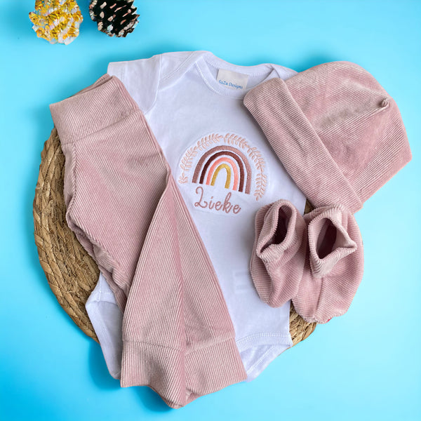 Een leuke baby romper met geborduurde regenboog en geborduurde naam. Een leuk  en uniek Kraamcadeautje, zeker als u het combineert met de cadeauset Ivoor, roze Rib of ons leuk kinderbestek met regenboog.