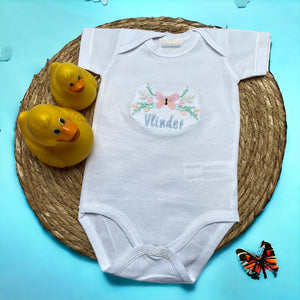 Een gepersonaliseerd rompertje met geborduurde roze vlinder. Onder de vlinder wordt de naam van de baby geborduurd. Echt een leuk persoonlijk kraamcadeautje. De rompertjes zijn verkrijgbaar in de maten 50 tm 68.