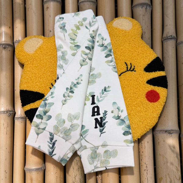 Handgemaakt wit babybroekje van biologisch katoen met zachte eucalyptus print, gepersonaliseerd met geborduurde naam – SaZu Designs
