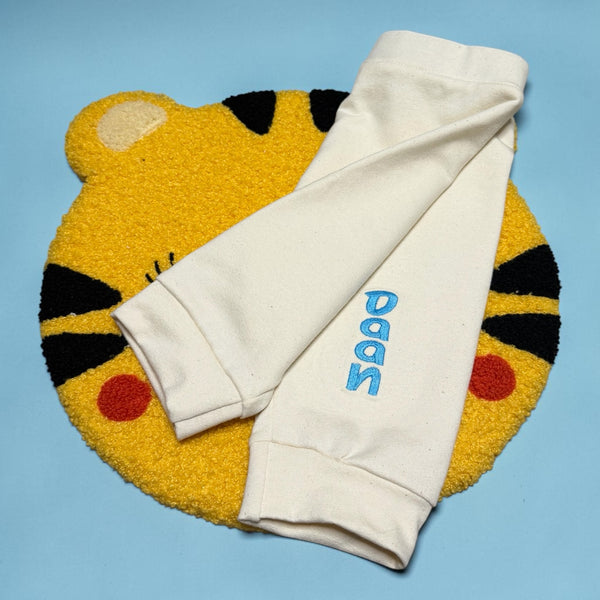 Handgemaakt baby broekje met geborduurde naam. Verkrijgbaar in de maten 50 tm 68. Super leuk om als kraamcadeau te geven, zeker in combinatie meteen bijpassend gepersonaliseerd rompertje, het handgemaakte baby mutsje met naam en de baby sokjes.