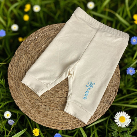 Handgemaakt baby broekje met geborduurde naam. Verkrijgbaar in de maten 50 tm 68. Super leuk om als kraamcadeau te geven, zeker in combinatie meteen bijpassend gepersonaliseerd rompertje, het handgemaakte baby mutsje met naam en de baby sokjes.