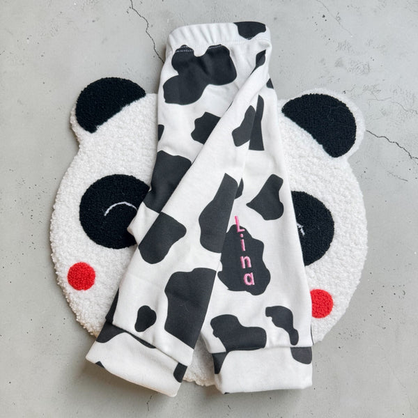 Handgemaakt baby broekje van 100% organisch katoen in koe print. Op het broekje kan de naam van de baby geborduurd worden. In combinatie met het koeien rompertje een uniek kraamcadeautje. 