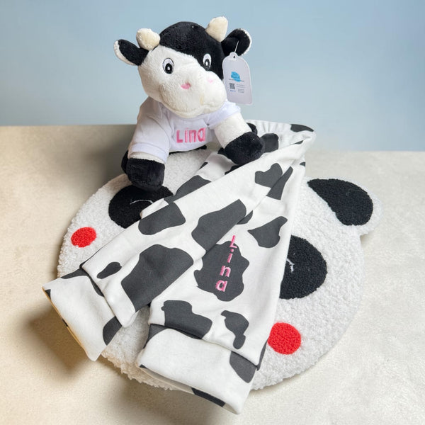 Handgemaakt baby broekje van 100% organisch katoen in koe print. Op het broekje kan de naam van de baby geborduurd worden. In combinatie met het koeien rompertje een uniek kraamcadeautje. Handgemaakt baby broekje van 100% organisch katoen in koe print. Op het broekje kan de naam van de baby geborduurd worden. In combinatie met het koeien rompertje een uniek kraamcadeautje. 
