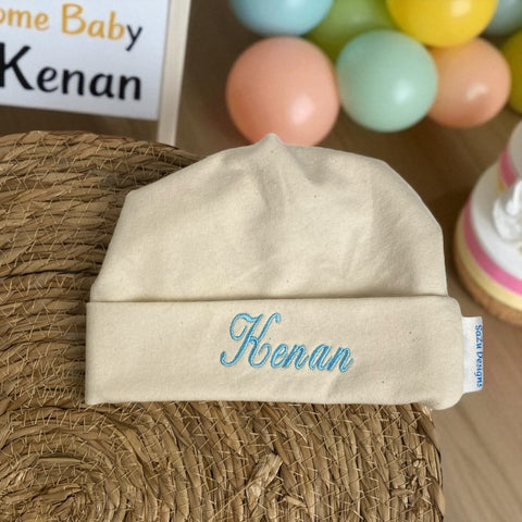 Leuk kraamcadeautje: een handgemaakt baby mutsje in gebroken wit met geborduurde baby naam in divers kleuren. Bijpassend is een handgemaakt gepersonaliseerd baby broekje en handgemaakte baby sokjes verkrijgbaar waarmee u een leuke set cadeau kan doen