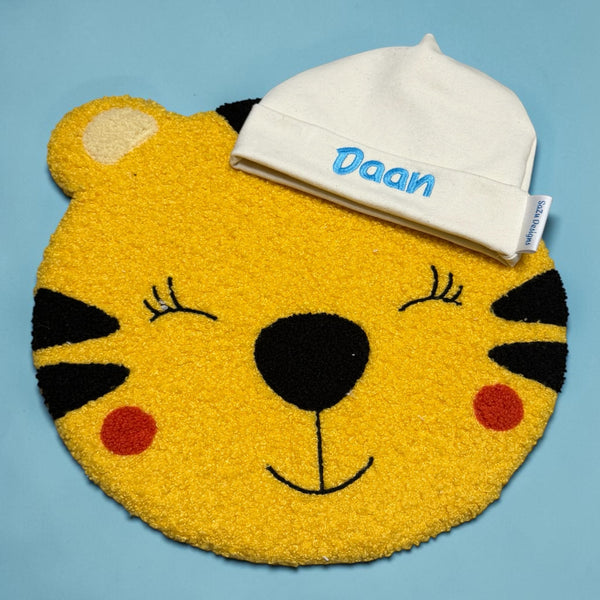 Leuk kraamcadeautje: een handgemaakt baby mutsje in gebroken wit met geborduurde baby naam in divers kleuren. Bijpassend is een handgemaakt gepersonaliseerd baby broekje en handgemaakte baby sokjes verkrijgbaar waarmee u een leuke set cadeau kan doen