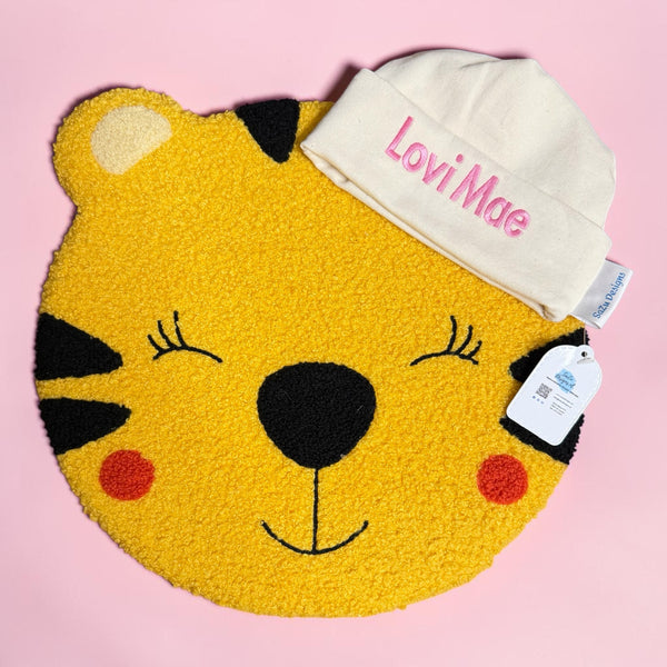 Leuk kraamcadeautje: een handgemaakt baby mutsje in gebroken wit met geborduurde baby naam in divers kleuren. Bijpassend is een handgemaakt gepersonaliseerd baby broekje en handgemaakte baby sokjes verkrijgbaar waarmee u een leuke set cadeau kan doen