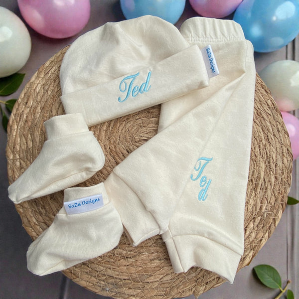 Handgemaakte  kraamcadeau set bestaande uit een gepersonaliseerd baby broekje, een gepersonaliseerd baby mutsje en bijpassende slofjes. Gemaakt van French Terry in de kleur Ivoor. Leuk in combinatie met een bijpassend Rompertje met naam.