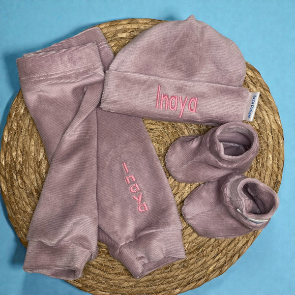 Handgemaakte  kraamcadeau set bestaande uit een gepersonaliseerd baby broekje, een gepersonaliseerd baby mutsje en bijpassende slofjes. Gemaakt van Roze rib stof. Leuk in combinatie met een bijpassend Rompertje met naam.