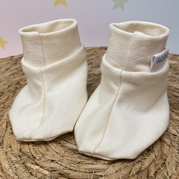 Handgemaakte  kraamcadeau set bestaande uit een gepersonaliseerd baby broekje, een gepersonaliseerd baby mutsje en bijpassende slofjes. Gemaakt van French Terry in de kleur Ivoor. Leuk in combinatie met een bijpassend Rompertje met naam.