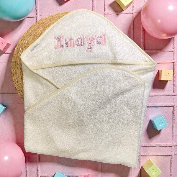 Handgemaakte badcape met naam voor baby’s – Zachte badstof, gepersonaliseerd kraamcadeau met geborduurde naam, perfect voor na het badderen.